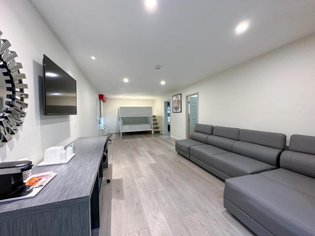 Ramada by Wyndham Anaheim Convention Center - 