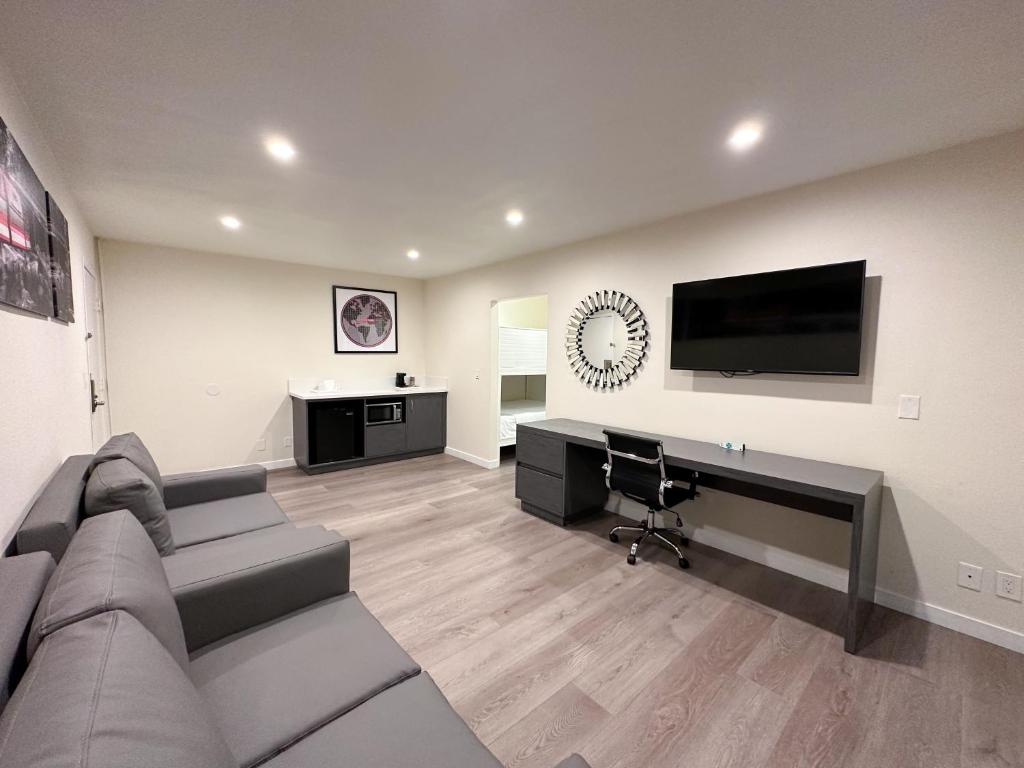 Ramada by Wyndham Anaheim Convention Center - 