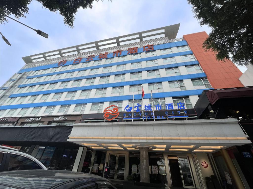 ein Gebäude mit einem Schild darüber in der Unterkunft Guangdong Baiyun City Hotel in Guangzhou