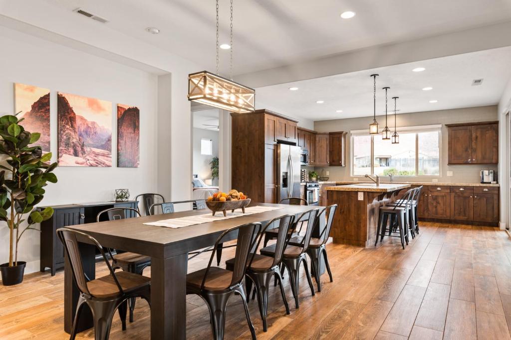 eine Küche und ein Esszimmer mit Tisch und Stühlen in der Unterkunft Splash Zone #34 home in Santa Clara