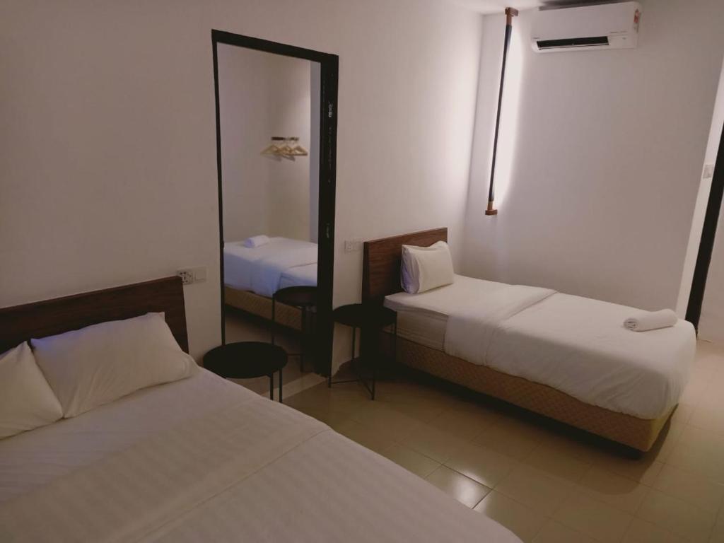 Postel nebo postele na pokoji v ubytování T Hotel Anggerik
