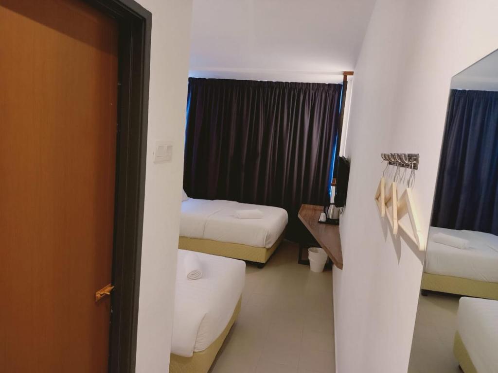 Postel nebo postele na pokoji v ubytování T Hotel Anggerik