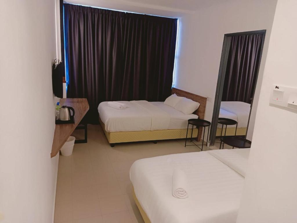 Postel nebo postele na pokoji v ubytování T Hotel Anggerik