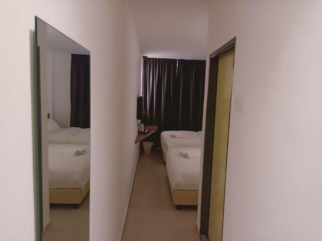 Postel nebo postele na pokoji v ubytování T Hotel Anggerik