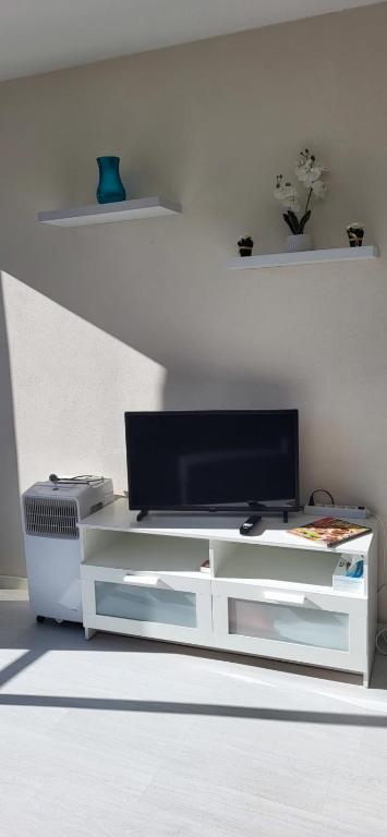 Televízia a/alebo spoločenská miestnosť v ubytovaní Marie Galante la plage au bout du chemin !