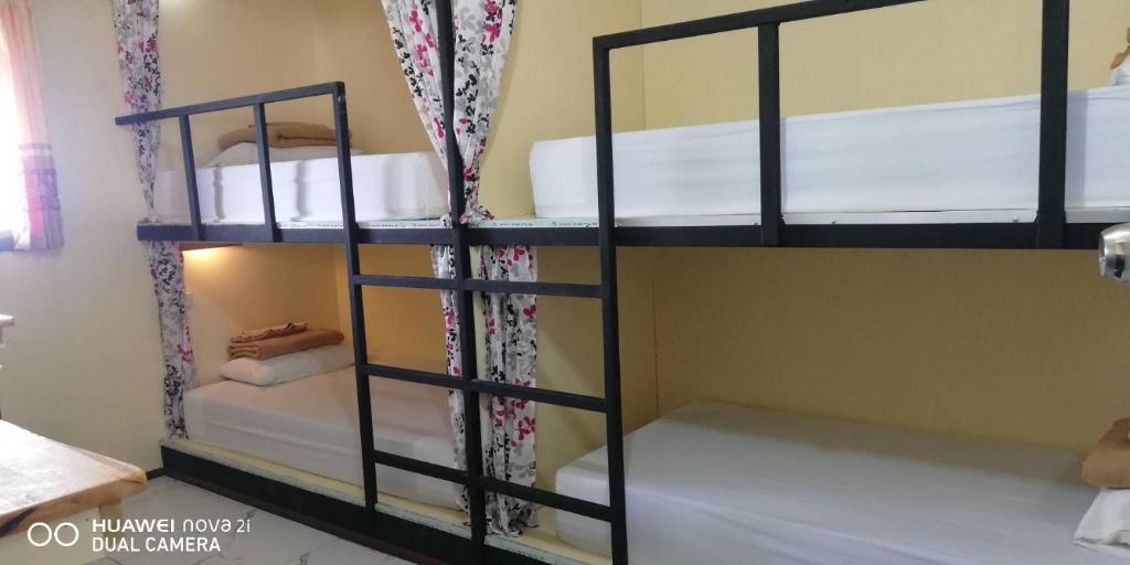 a room with bunk beds in a dorm room at บ้านโอเค โฮสเทล OK HOME hostel in Ban Khlong Thewa