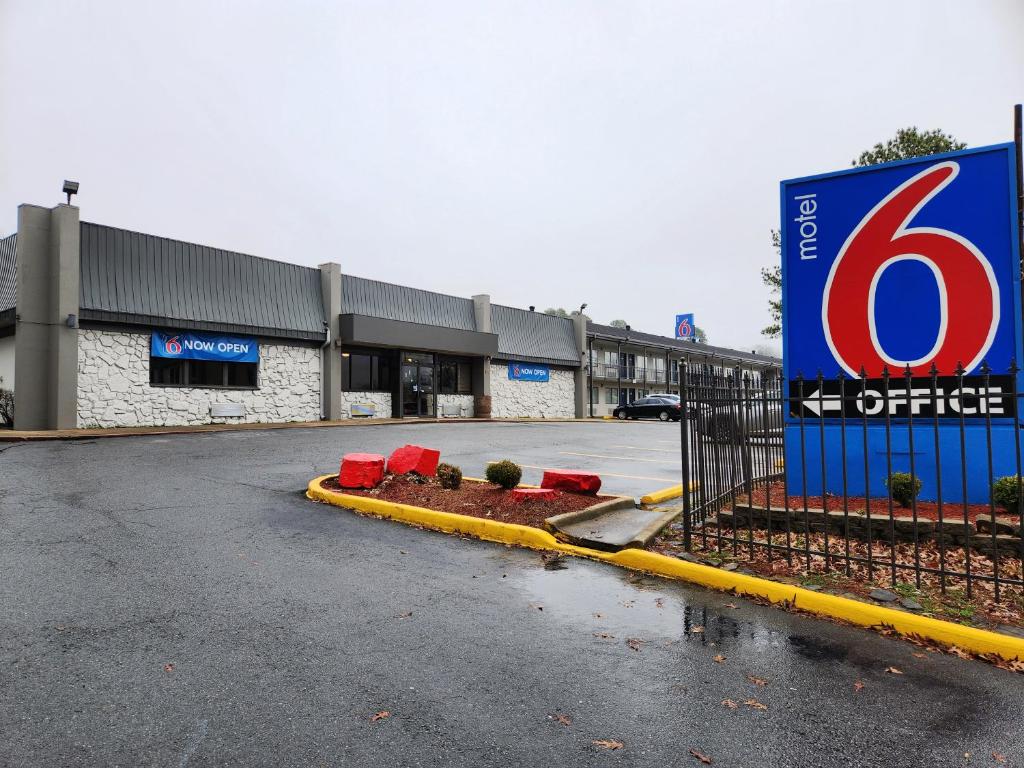 a building with a k office sign in front of it at Motel 6 North Little Rock, AR-JFK Blvd in North Little Rock