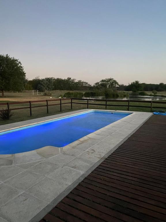 盧漢的住宿－Casa de campo con laguna y piscina，蓝色的游泳池四周设有围栏