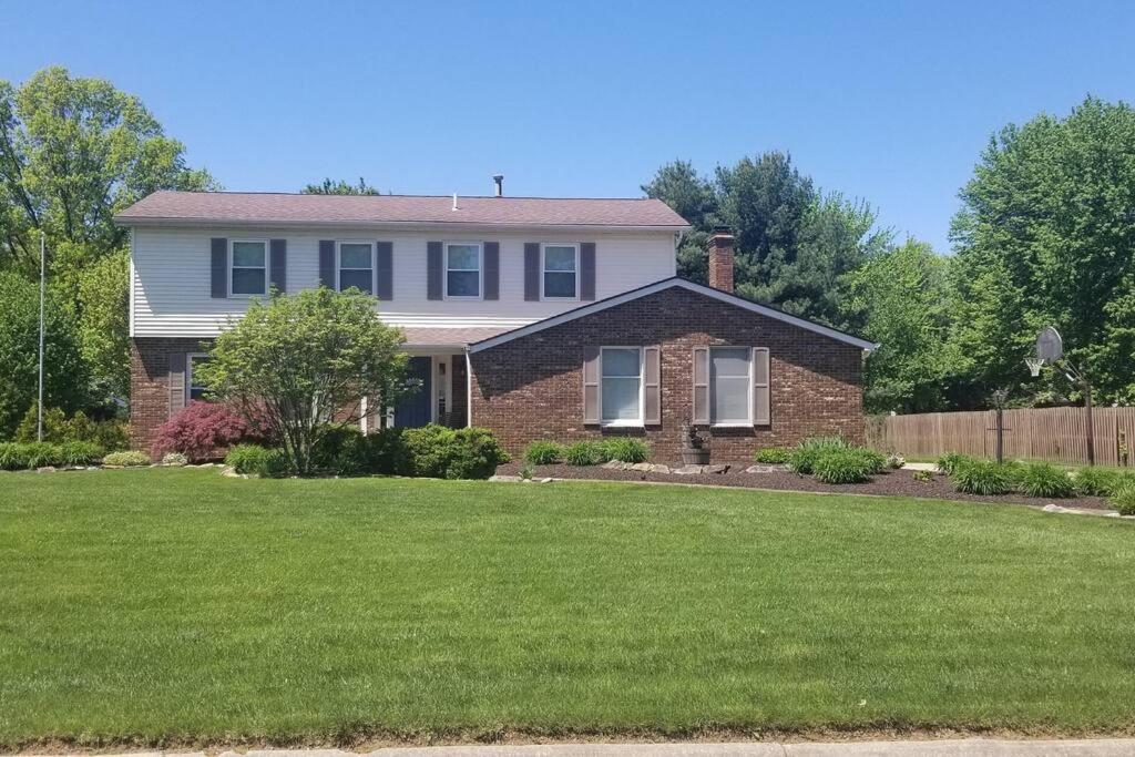 ein Haus mit einem Garten mit grünem Gras in der Unterkunft Oasis at Avalon Estates in Warren