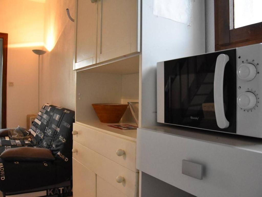 Televízia a/alebo spoločenská miestnosť v ubytovaní Studio mezzanine à 10 min de la mer, parking privé, animaux admis - FR-1-229-853