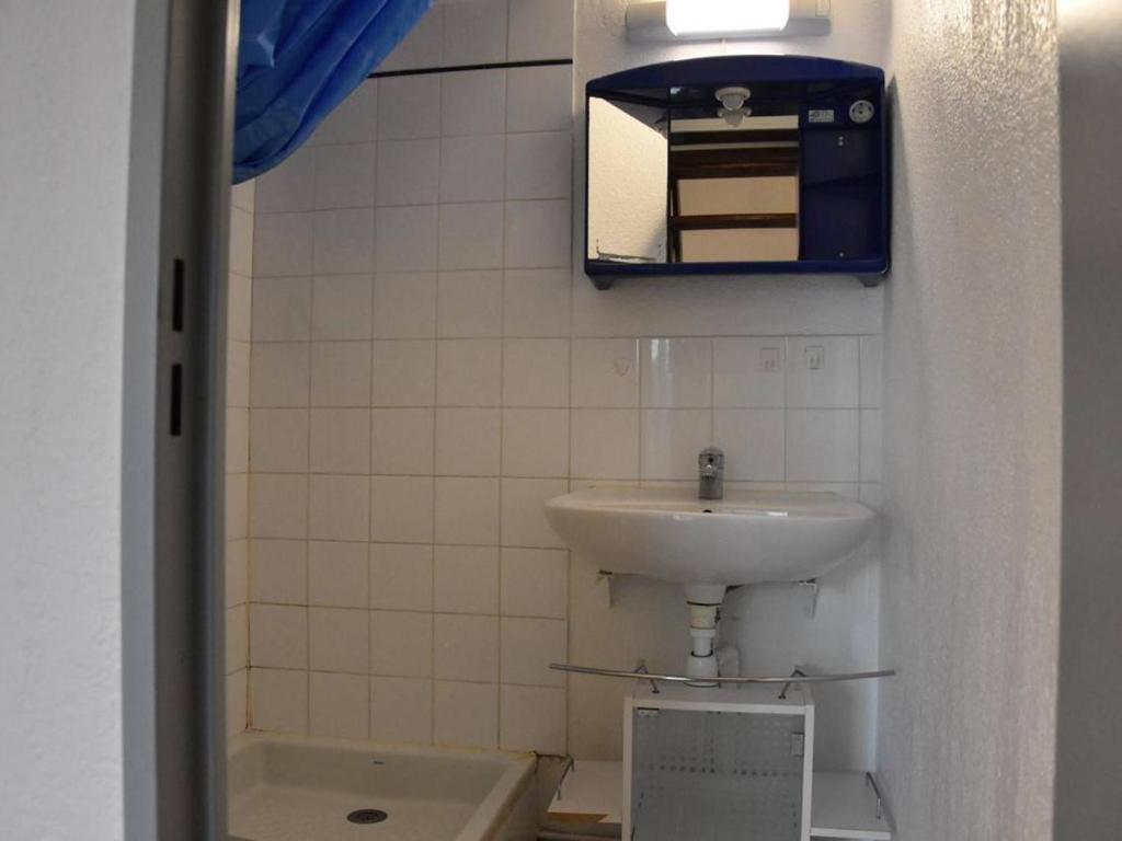 Kúpeľňa v ubytovaní Studio mezzanine à 10 min de la mer, parking privé, animaux admis - FR-1-229-853