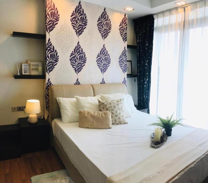 Ліжко або ліжка в номері Kuala Lumpur Bukit Bintang LaLaport Serviced Suite KLCC