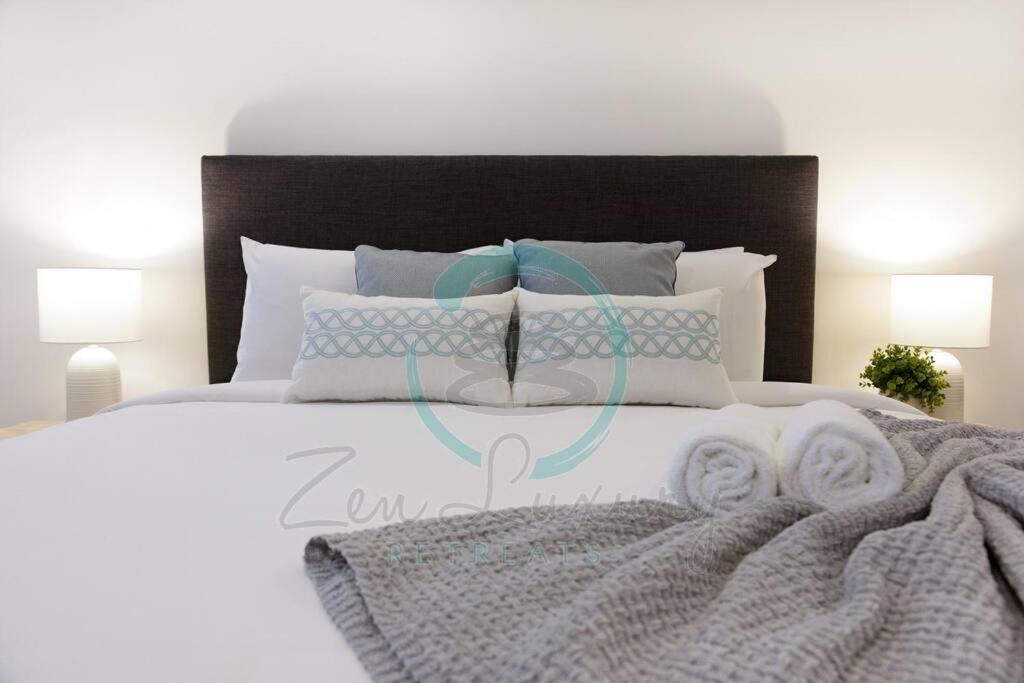 Una cama o camas en una habitación de Zen Ocean Charm 3BR Luxury W/front Apt Pool + BBQ