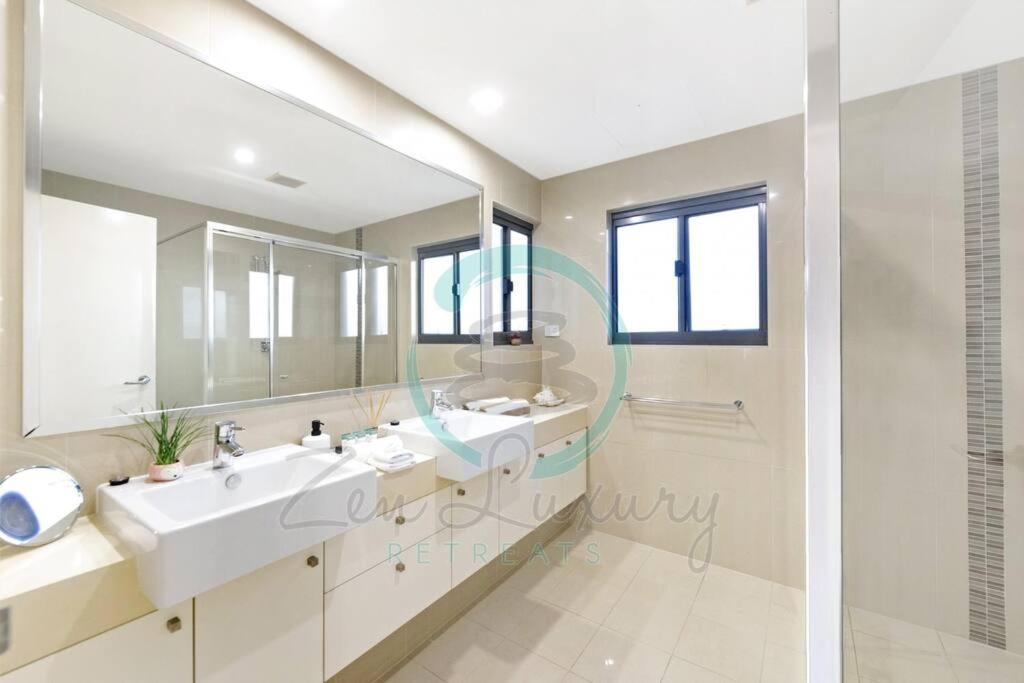 Un baño de Zen Ocean Charm 3BR Luxury W/front Apt Pool + BBQ