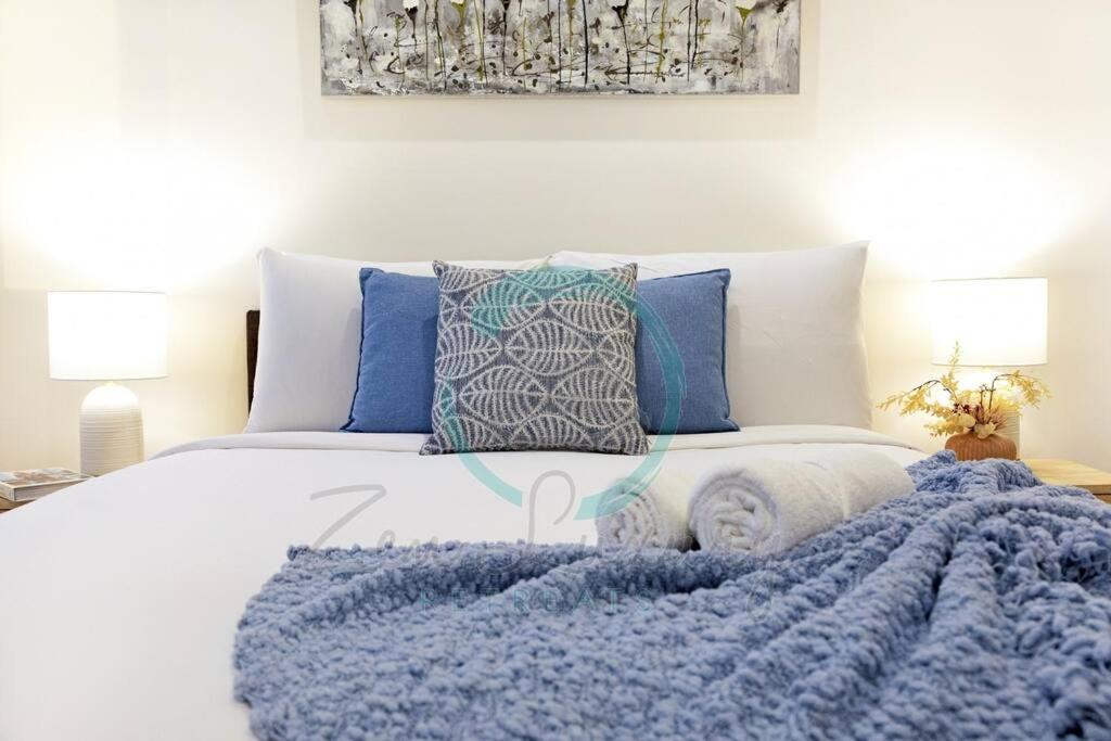 Una cama o camas en una habitación de Zen Ocean Charm 3BR Luxury W/front Apt Pool + BBQ