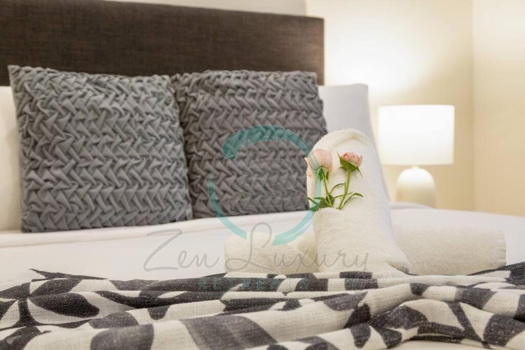 Una cama o camas en una habitación de Zen Ocean Charm 3BR Luxury W/front Apt Pool + BBQ