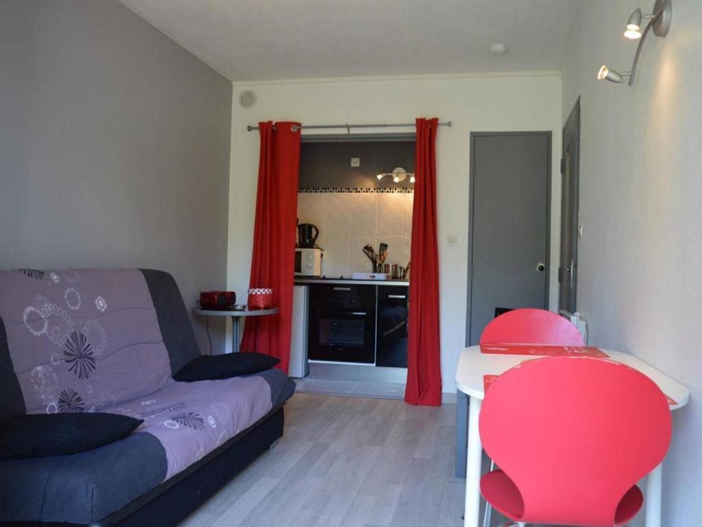Appartement Argelès-sur-Mer, 1 pièce, 2 personnes - FR-1-225-235 في أرجيليه سور مير: غرفة معيشة مع أريكة وطاولة ومطبخ