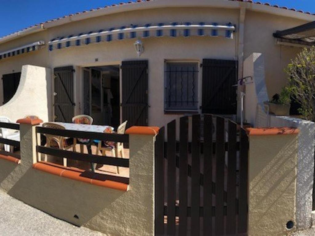 une maison avec une clôture devant dans l'établissement Pavillon climatisé à Argelès-sur-Mer, 4 pers., proche plages et commerces, parking privé - FR-1-388-6, à Argelès-sur-Mer