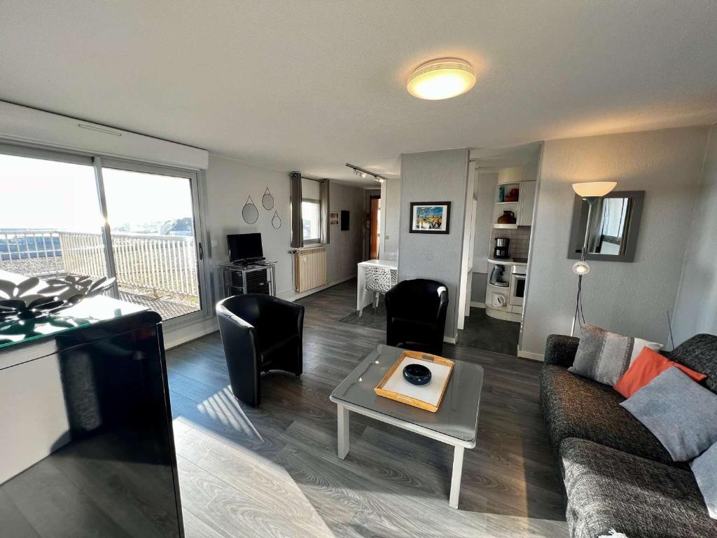 un salon avec un canapé et une table dans l'établissement Quiberon - Appartement 2 pièces, terrasse, animaux permis, parking - FR-1-478-54, à Quiberon