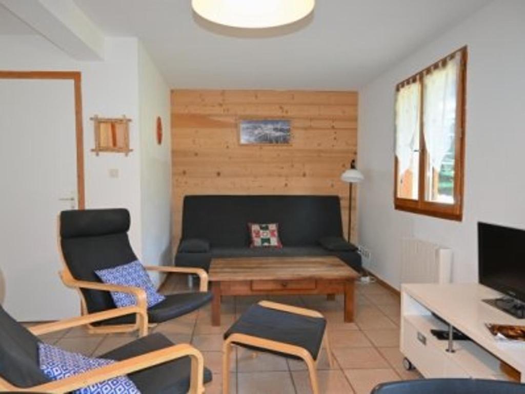 - un salon avec un canapé, des chaises et une table dans l'établissement Maison Montgenèvre, 3 pièces, 8 personnes - FR-1-266-178, à Montgenèvre