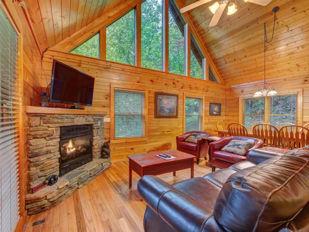 Bear’s Corner, 3 Bedrooms, WiFi, Pool Table, Hot Tub, WiFi, Sleeps 10