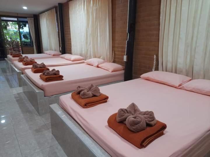 Postel nebo postele na pokoji v ubytování สุขทวีรีสอร์ท อ่าวมะนาว