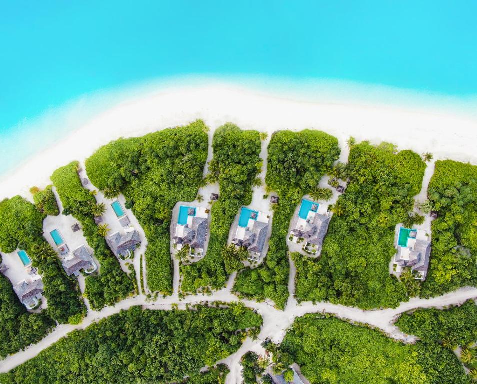 una vista aérea de un complejo en una isla tropical en Hideaway Beach Resort & Spa, en Dhidhdhoo