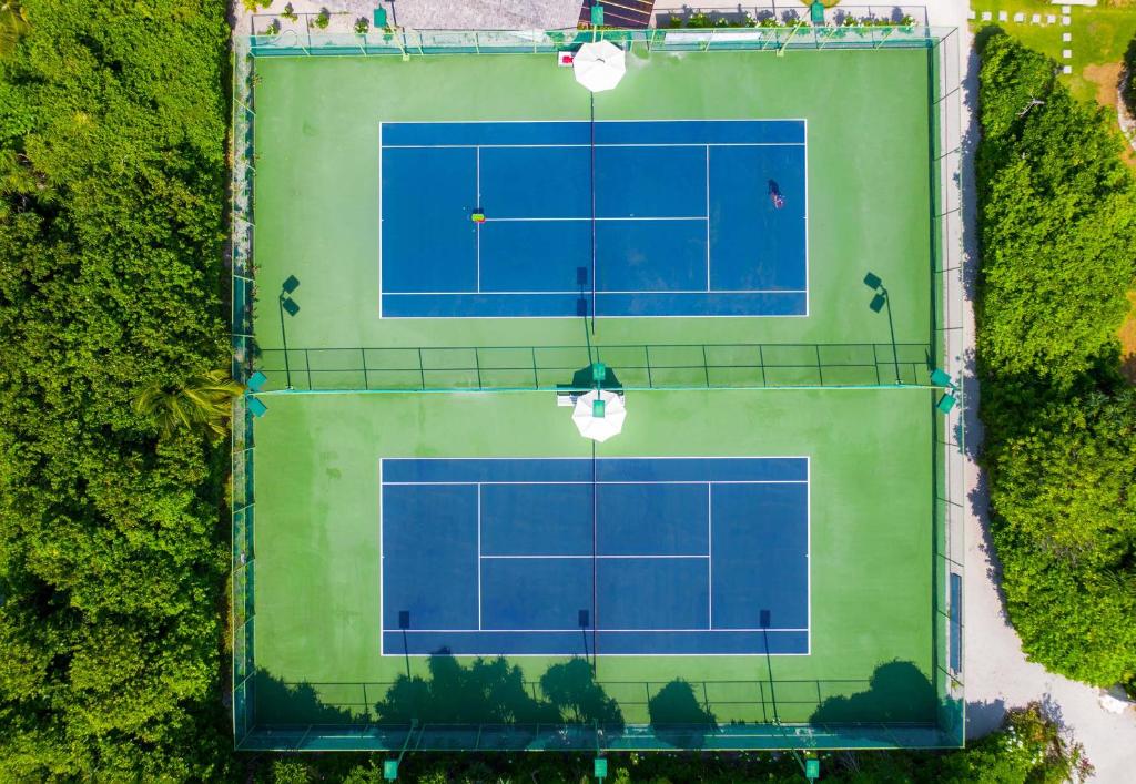 Tenis a/nebo squash v ubytování Hideaway Beach Resort & Spa nebo okolí