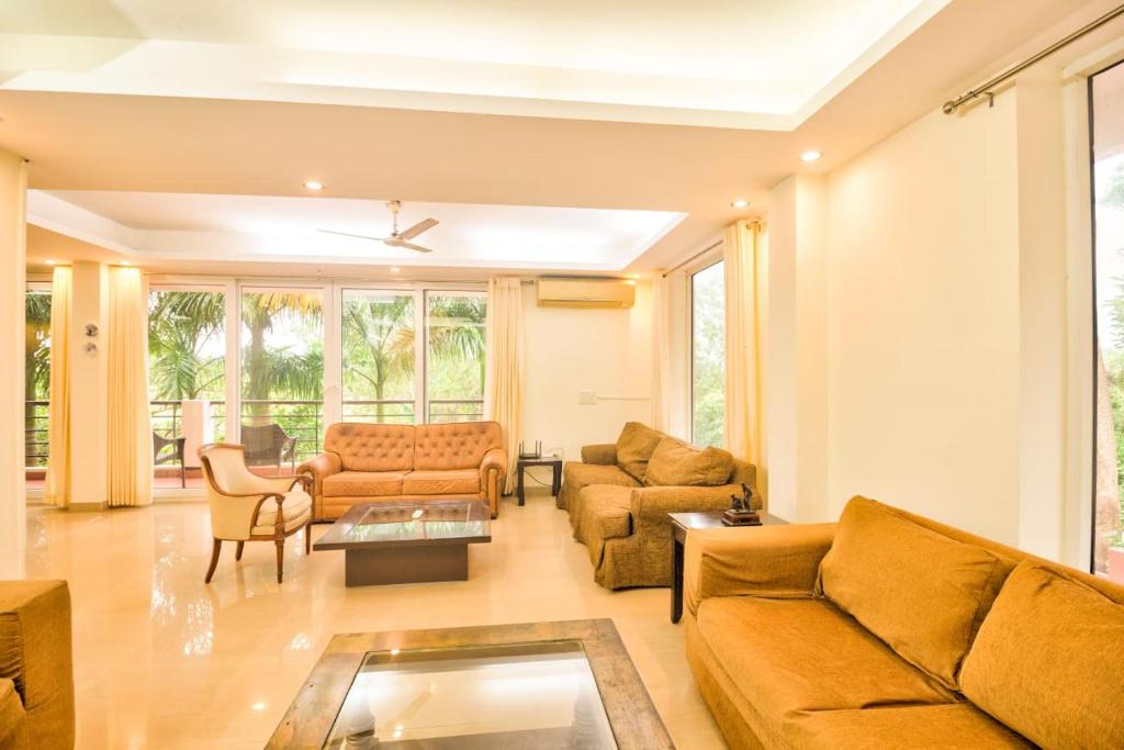 uma sala de estar com um sofá e uma mesa em 3BHK Villa with Private Pool Near Candolim em Marmagao