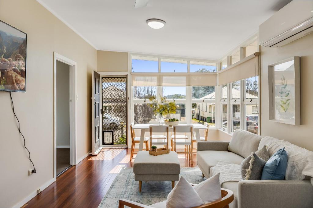 A seating area at Light & Bright! 3 Bedroom Cottage, East Toowoomba!