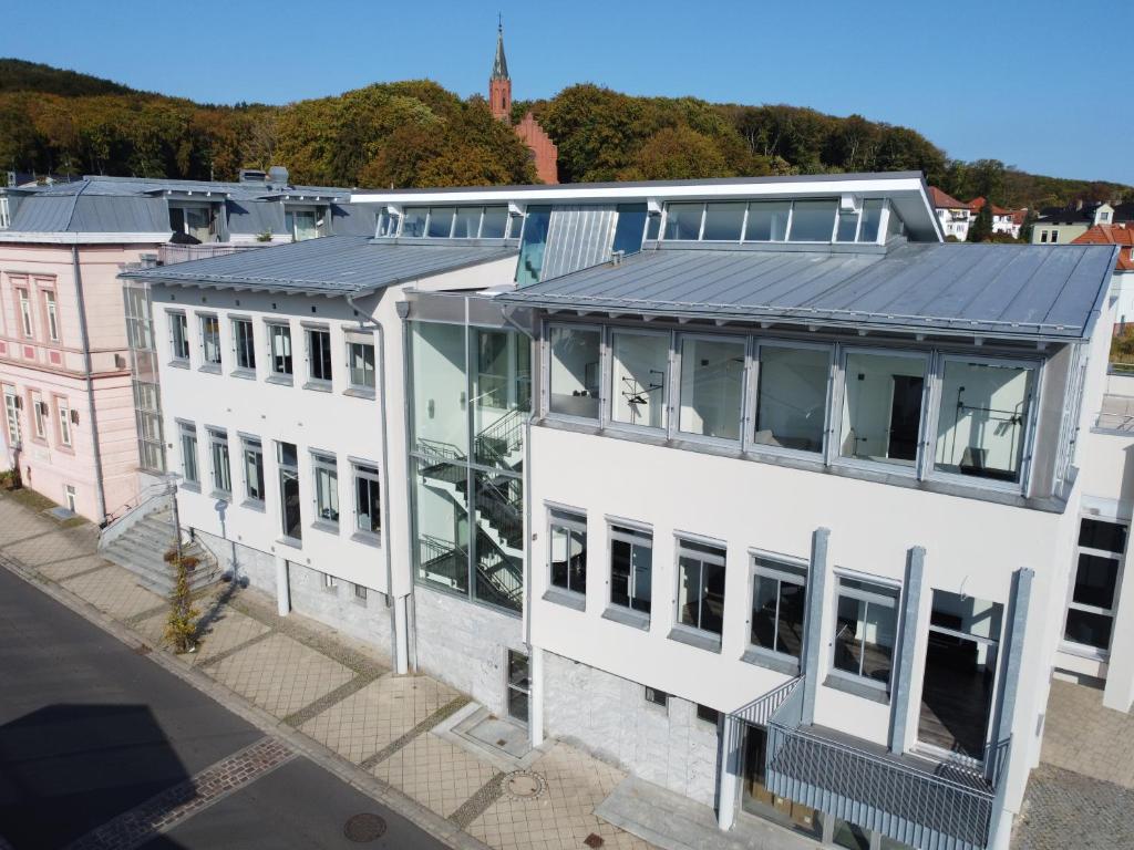 een uitzicht op een wit gebouw met ramen bij Apartmenthaus Sassnitz Zum Stadthafen Apartment 4 in Sassnitz