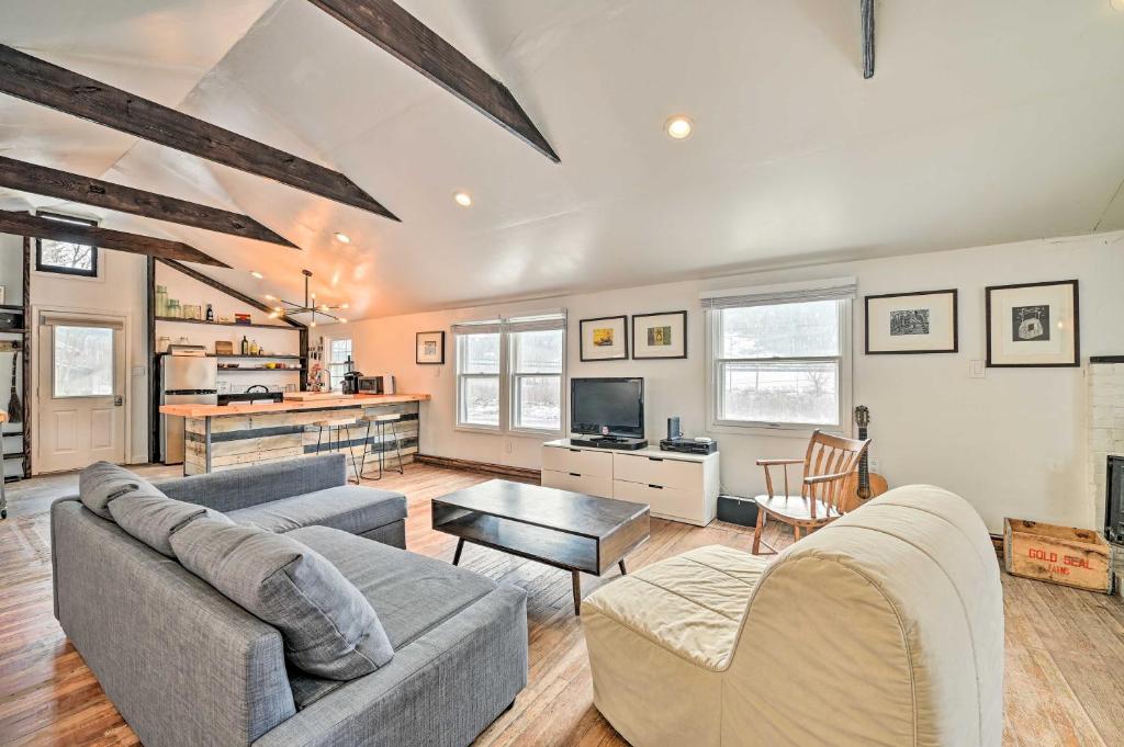 Chic Prattsville Studio with Private Hot Tub!, Prattsville (updated