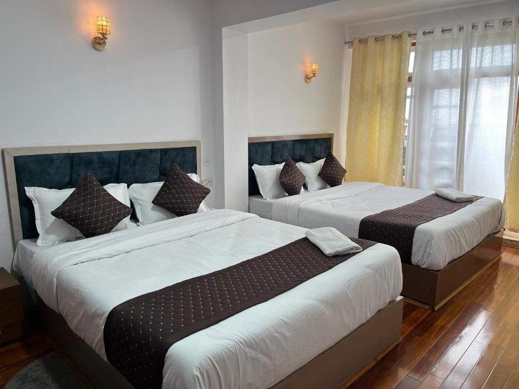 Llit o llits en una habitació de Royal Vista - Guest House