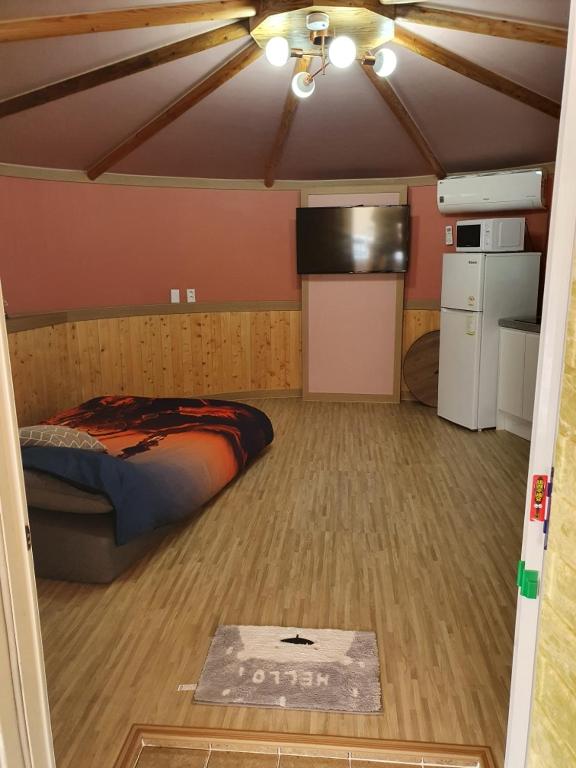 sypialnia z łóżkiem w pokoju z kuchnią w obiekcie MongGo MongGo Glamping w mieście Hongcheon