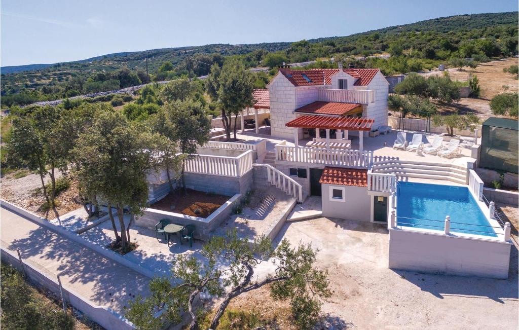 een luchtzicht op een huis met een zwembad bij 4 Bedroom Stunning Home In Praznica in Pražnice
