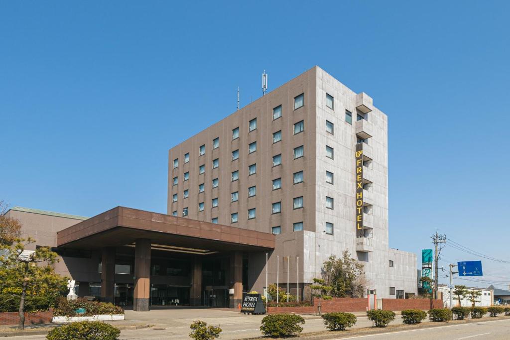 小松市小松フレックスホテル的一座高大的建筑,有一座建筑