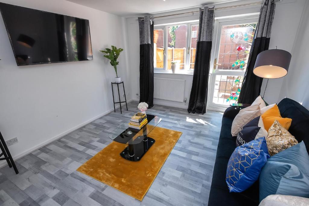 sala de estar con sofá azul y mesa en I Love London! A STUNNING 2Bed Home Sleeps 1-4!, en Thamesmead