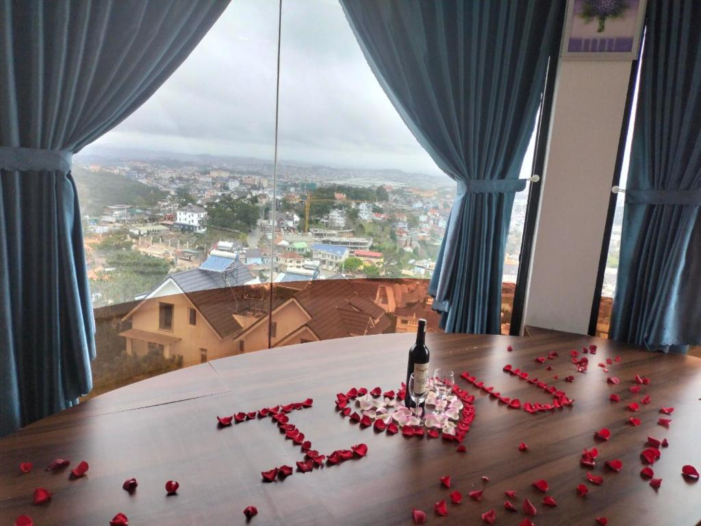 Nespecifikovaný výhled na hory nebo výhled na hory při pohledu z hotelu