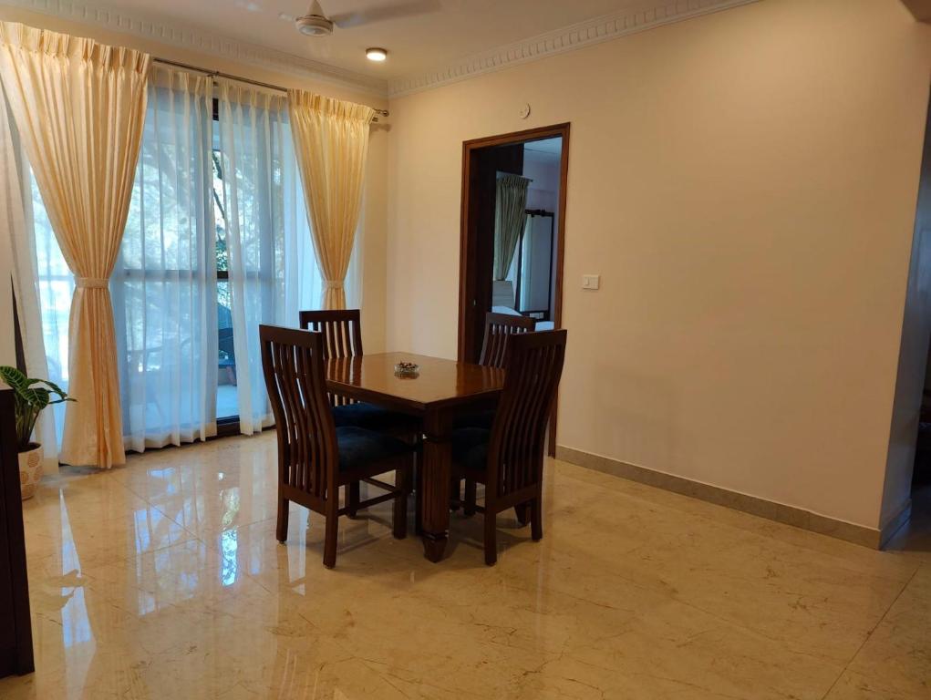 Tara Suites Premium rooms in Central Indiranagar - 豪华双人房间与阳台