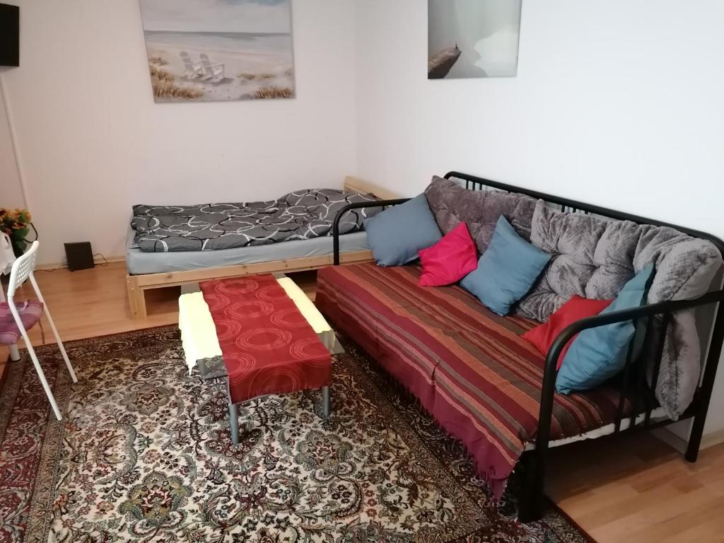 sala de estar con sofá y cama en Monteurwohnung App 2 en Pirmasens