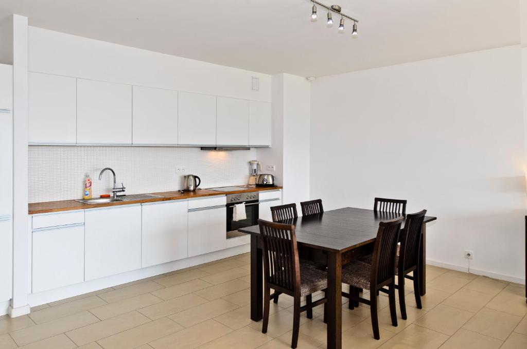 Kuchyň nebo kuchyňský kout v ubytování Apartamenty Sun & Snow Bukowa Góra