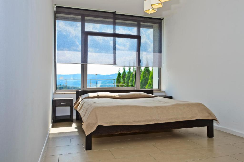Un pat sau paturi într-o cameră la Apartamenty Sun & Snow Bukowa Góra
