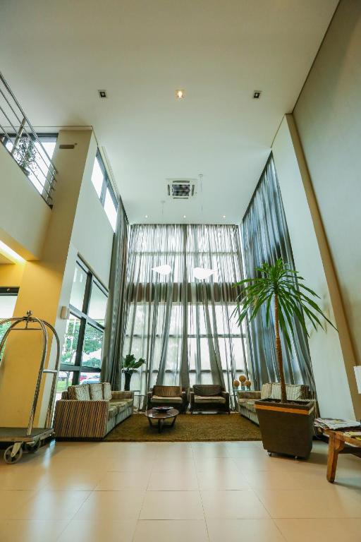  Golden Plaza Hotel