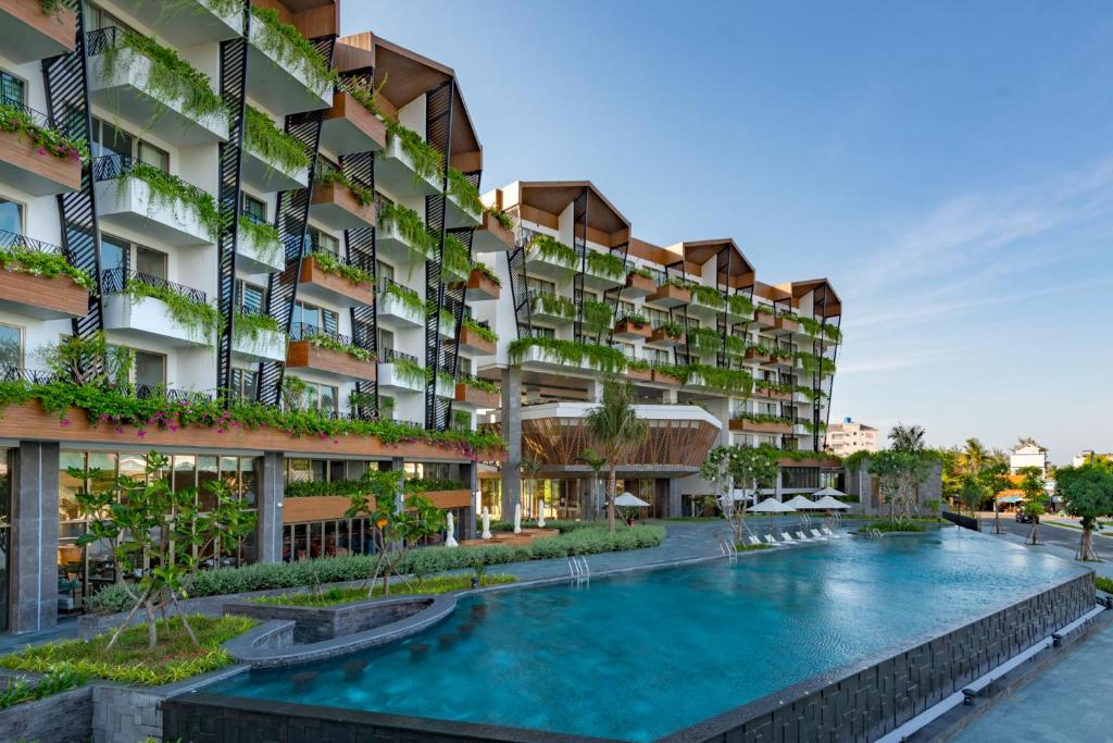 會安的住宿－Bellerive Hoi An Hotel and Spa，一座带游泳池的建筑的图象