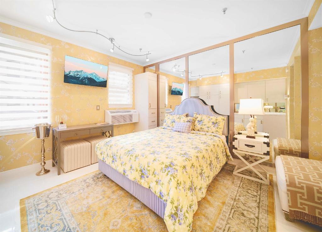 um quarto com uma cama, uma secretária e uma janela em Renovated studio in the heart of Palm Beach with free valet parking em Palm Beach