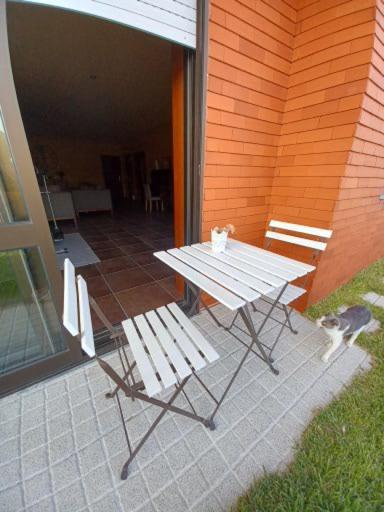 ein Picknicktisch und zwei Stühle auf einer Terrasse in der Unterkunft Alegre moradia in Perozinho