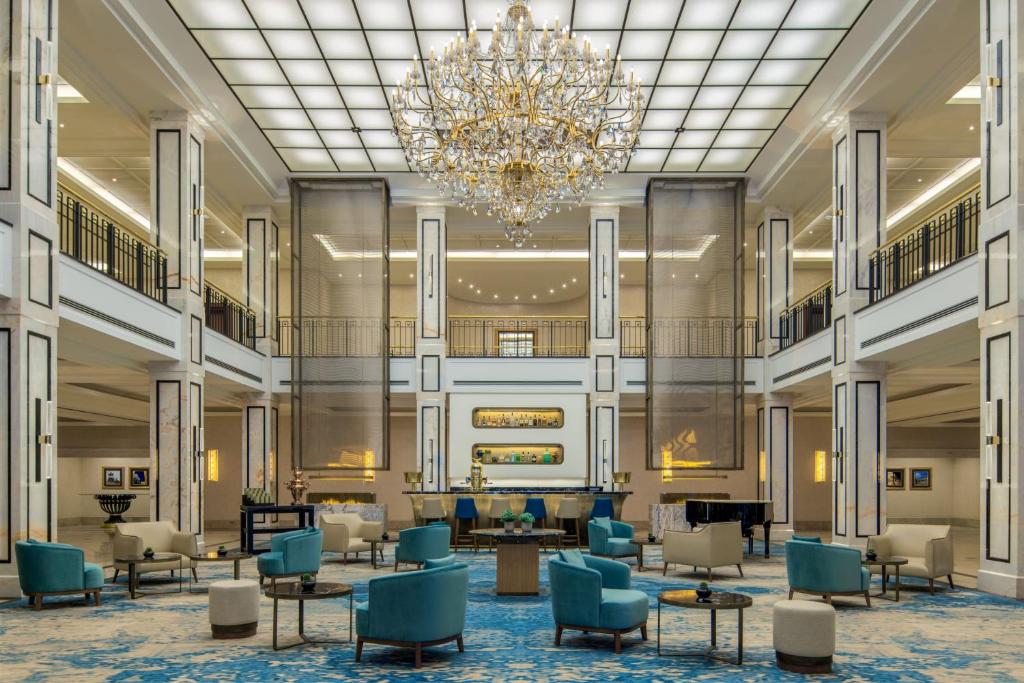 eine Darstellung der Lobby eines Hotels mit einem Kronleuchter in der Unterkunft JW Marriott Hotel Berlin in Berlin