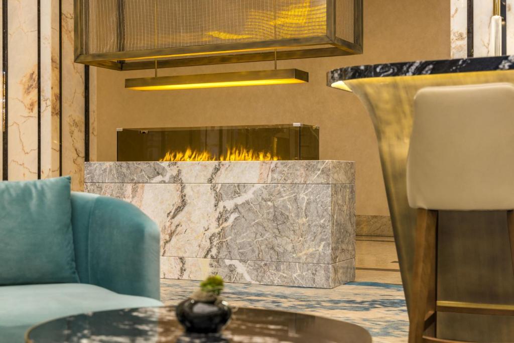 Ein Sitzbereich in der Unterkunft JW Marriott Hotel Berlin