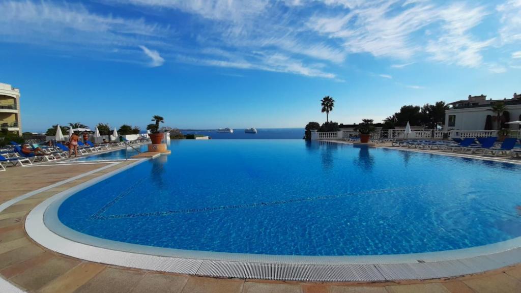einen großen Pool mit Meerblick in der Unterkunft Cannes & More in Cannes