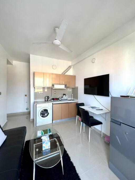 Kuchyň nebo kuchyňský kout v ubytování One Room Private Apartment